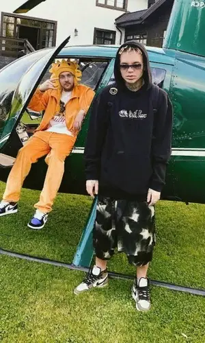 Элджей wearing Sayonara Boy hoody