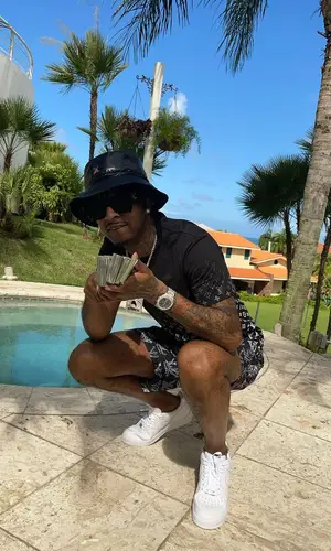21 Savage wearing Louis Vuitton hat