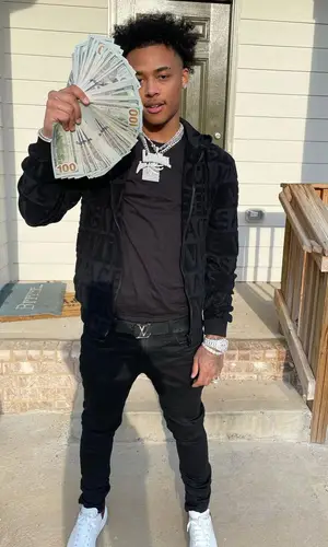 Luh Kel wearing Louis Vuitton belt
