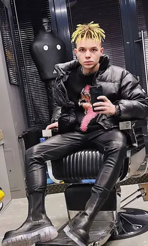 Элджей wearing Supreme jacket
