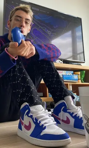 Kidd Keo wearing Jordan sneakers