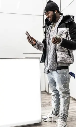 Pop Smoke’s Outfit in Amiri Jeans, Moncler Hat & Louis Vuitton Scarf (2020)
