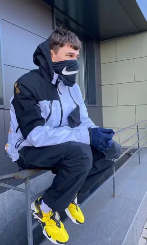 Obladaet wearing Nike glov
