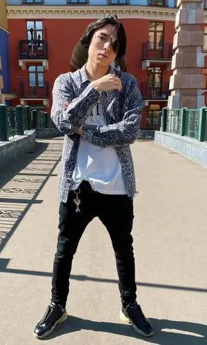 Flesh’s Outfit in Amiri Shirt, Maison Margiela Sneakers & Gucci Belt (2020)