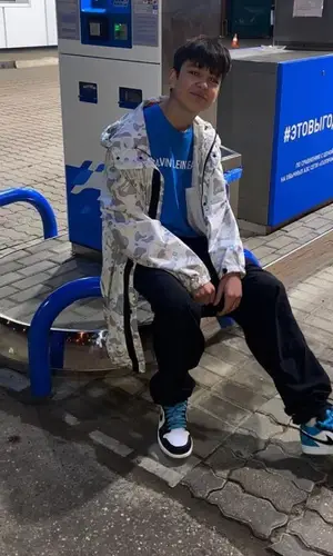Молодой Платон wearing Zara pants