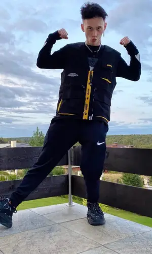 Даня Милохин wearing Nike pants