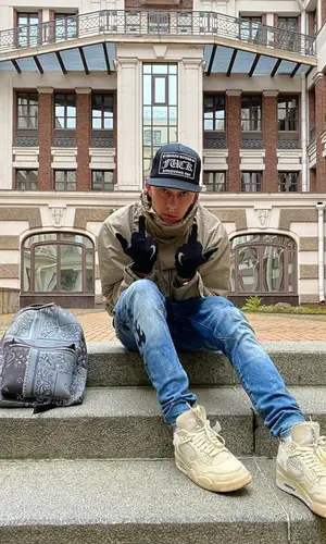 Obladaet wearing Nike glov