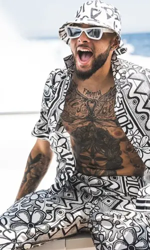 Layvin Kurzawa wearing Shawn hat