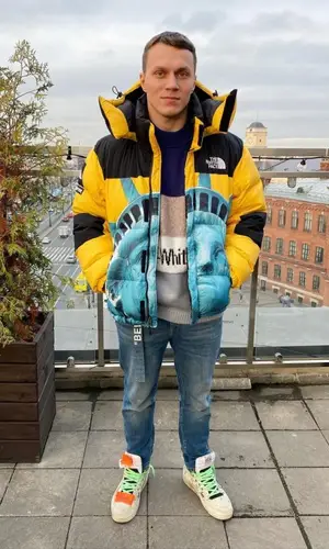Артем Тарасов wearing Off-White jeans