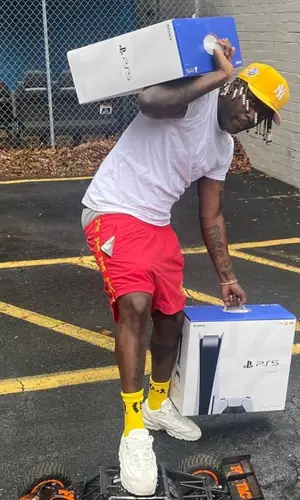Lil Yachty wearing New Era cap