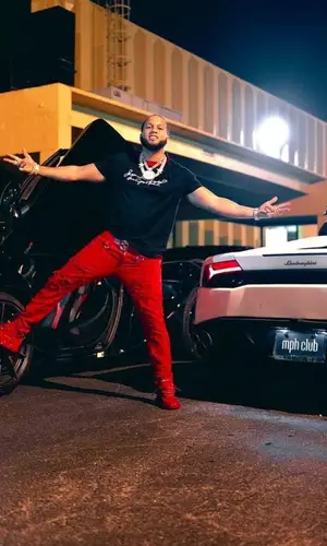 El Alfa El Jefe wearing Gucci belt