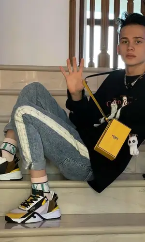 Даня Милохин wearing Off-White sweater