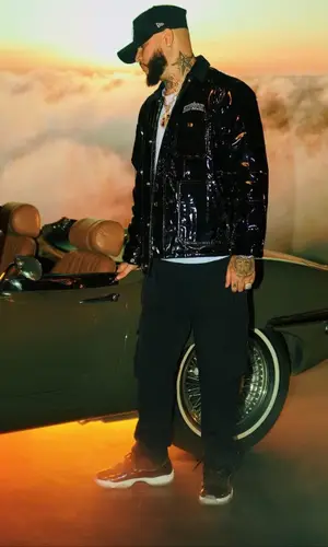 Farruko’s Outfit in Supreme Jacket, Jordan Sneakers & New Era Cap (2020)