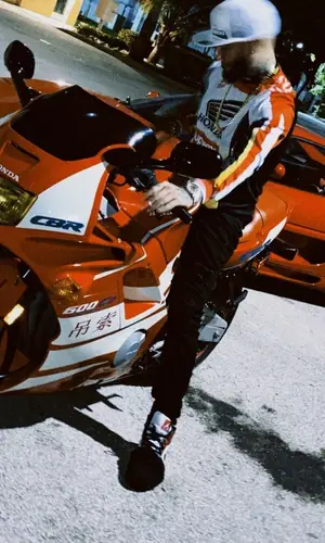 Farruko’s Outfit in Supreme Jacket, Nike Sneakers & 100% Cap (2020)