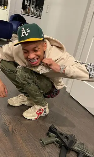 Stunna 4 Vegas wearing Louis Vuitton belt