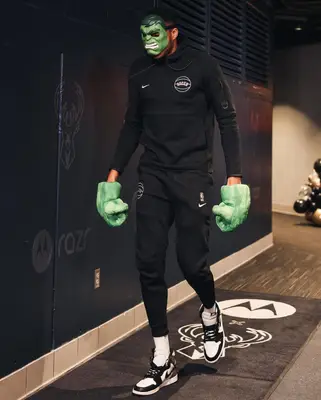 Latest Giannis Antetokounmpo's Outfits #4
