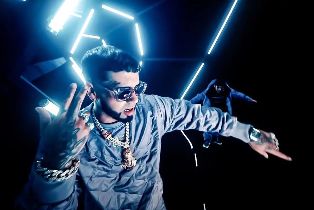 Anuel AA outfit in Grimey and Nike, 2021