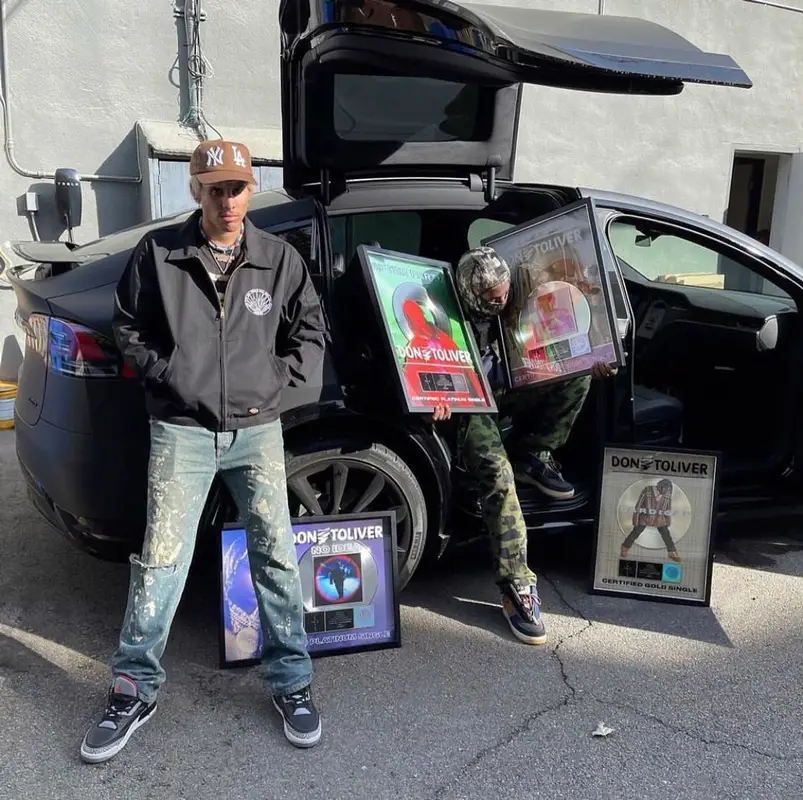 Don Toliver outfit in Bape, Nike, and Levi’s, 2021