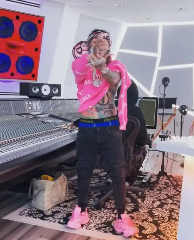 6ix9ine outfit in Balenciaga, Gucci, and Burberry, 2021