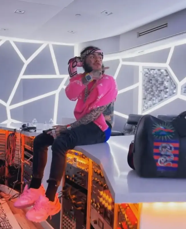 6ix9ine outfit in Balenciaga, Gucci, and Burberry, 2021