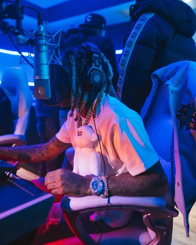 Lil Durk outfit in Off-White, Louis Vuitton, and Amiri, 2021