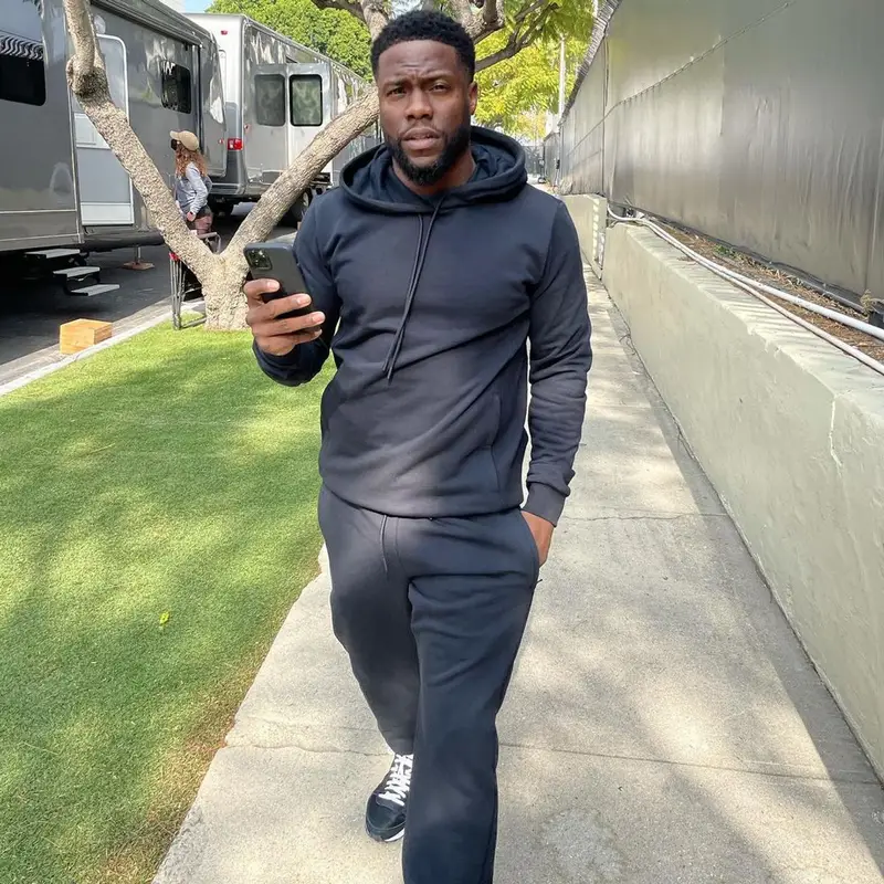 Kevin Hart outfit in Fabletics and Nike, 2021
