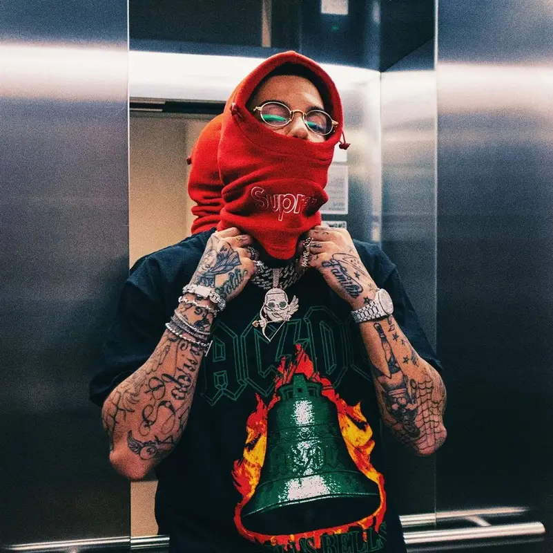 Sfera Ebbasta outfit in Chrome Hearts, Supreme, and Jordan, 2021