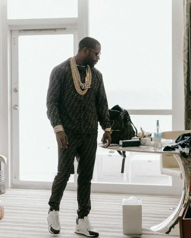 Floyd Mayweather outfit in Fendi and Louis Vuitton, 2021