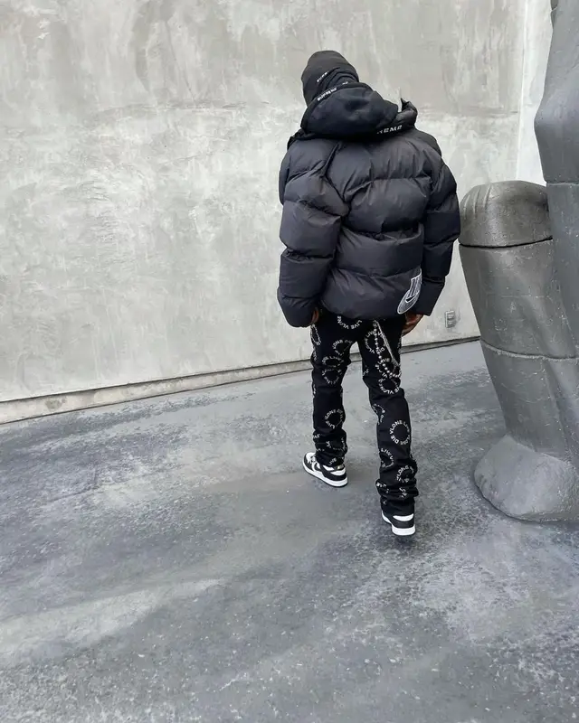 Offset outfit in Vlone, Supreme, and Nike, 2021