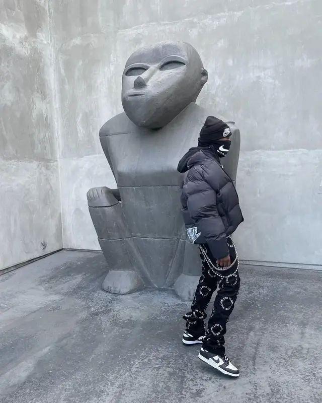 Offset outfit in Vlone, Supreme, and Nike, 2021