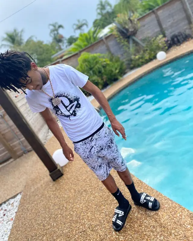 Nuski2Squad outfit in H&M, Nike, and Kappa, 2020