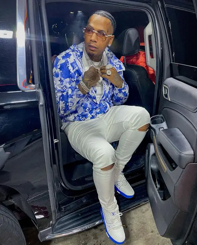 Moneybagg Yo outfit in Louis Vuitton, Valabasas, and Cartier, 2021
