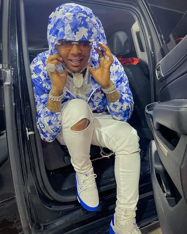 Moneybagg Yo outfit in Louis Vuitton, Valabasas, and Cartier, 2021
