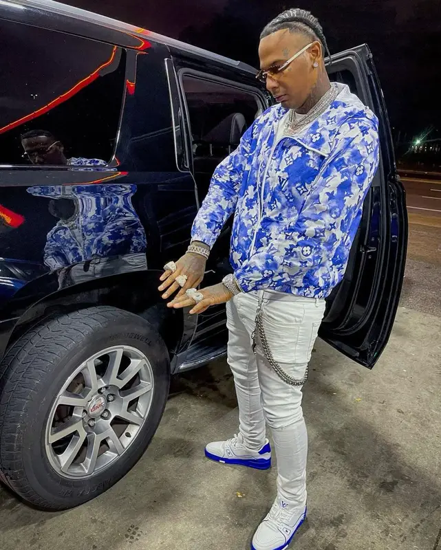 Moneybagg Yo outfit in Louis Vuitton, Valabasas, and Cartier, 2021