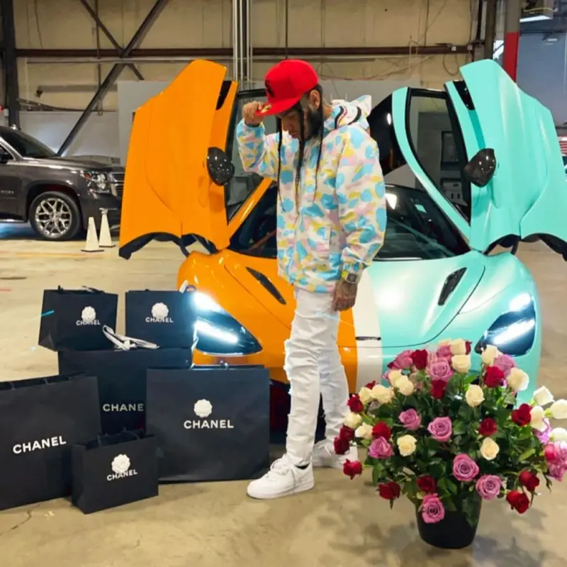 6ix9ine outfit in Bape, Amiri, and New Era, 2021