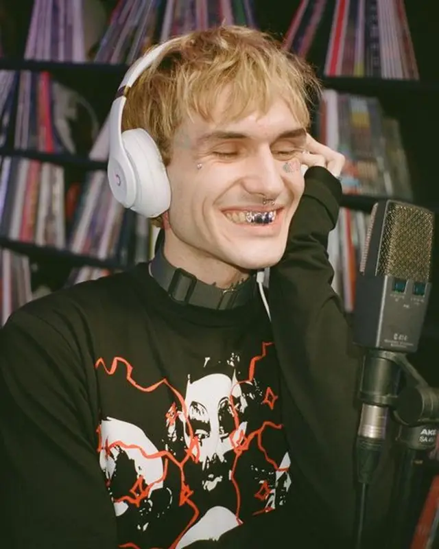 Lovv66 outfit in Sparkling Smile, Osiris, and Beats by Dre, 2021