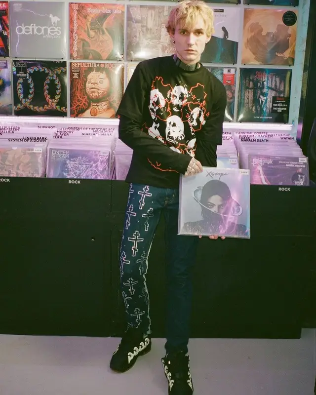 Lovv66 outfit in Sparkling Smile, Osiris, and Beats by Dre, 2021