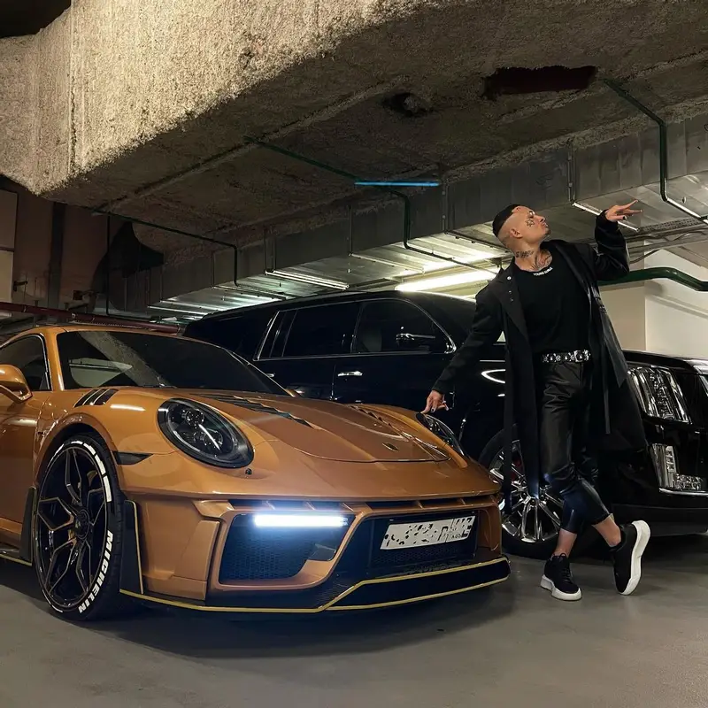 Morgenshtern outfit in Pirosmani Studio, Saint Laurent, and Philipp Plein, 2021