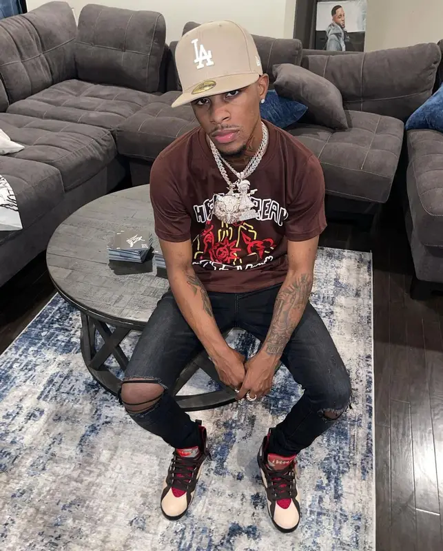 Toosii outfit in Jordan and New Era, 2021