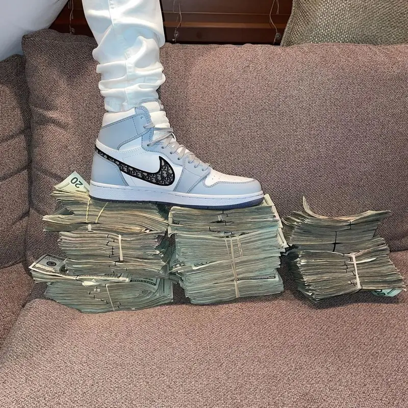 Lil Durk outfit in Dior, Nike, and Louis Vuitton, 2021