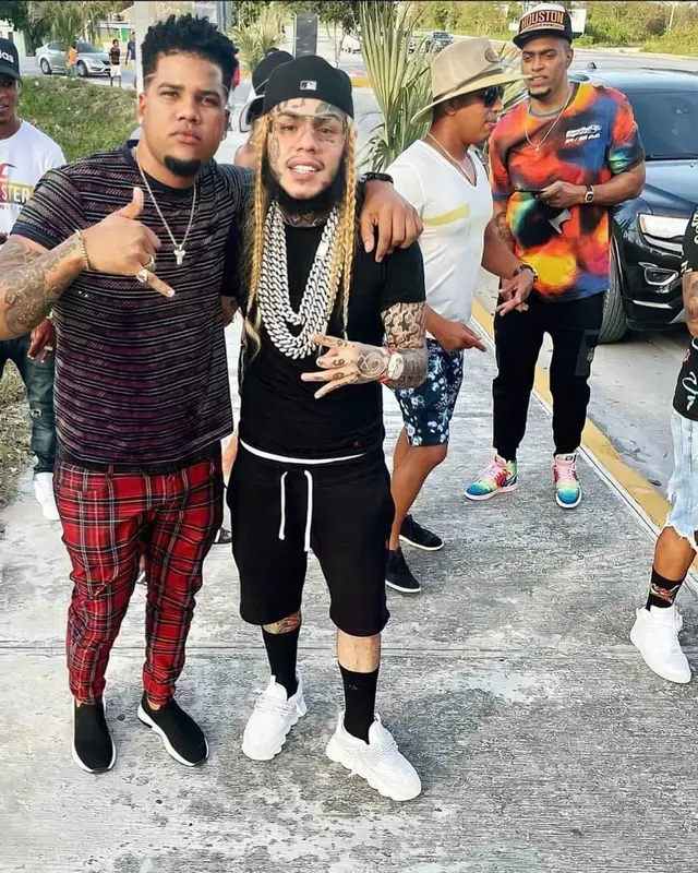 6ix9ine outfit in Polo Ralph Lauren, New Era, and Ralph Lauren, 2021