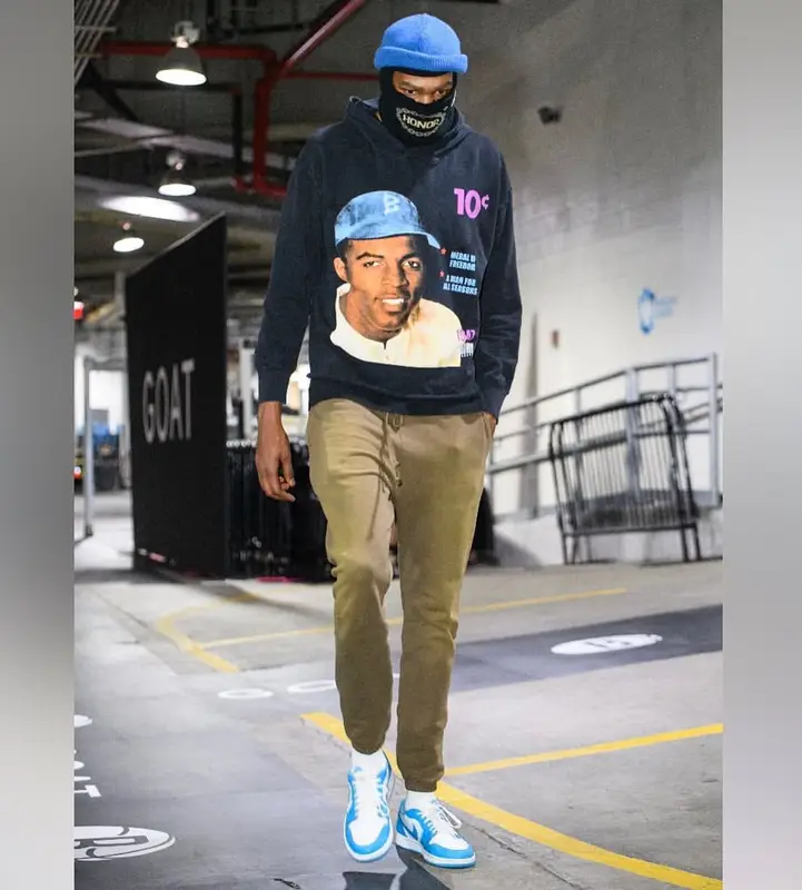 Kevin Durant outfit in Nike and Honor The Gift, 2021