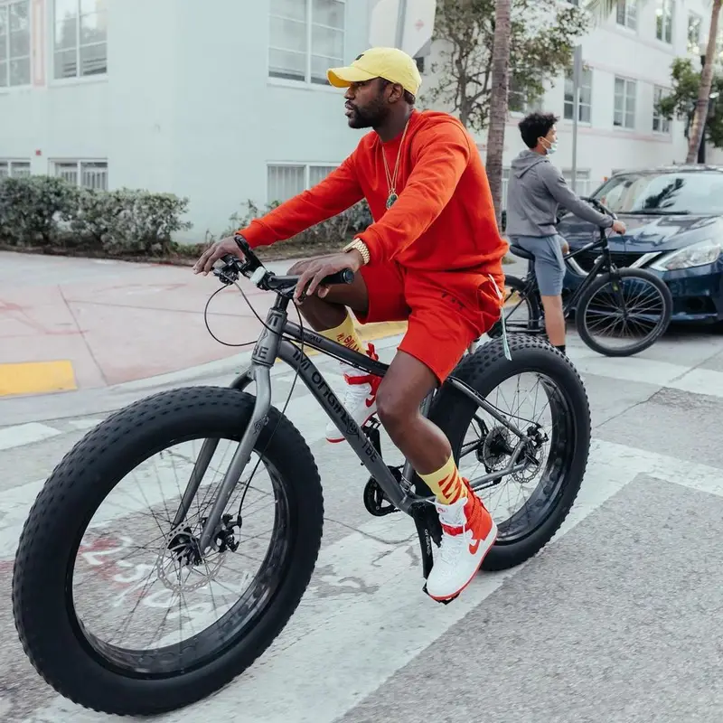 Floyd Mayweather outfit in Off-White and Nike, 2021
