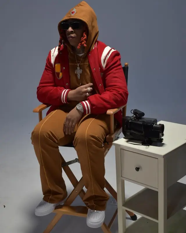 Lil Gotit outfit in Whensmokeclears and Nike, 2021