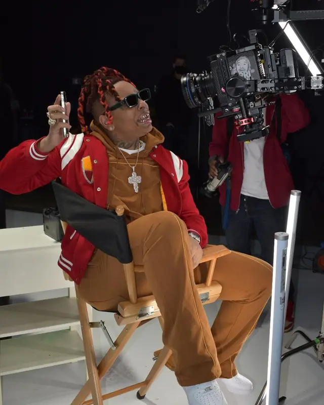 Lil Gotit outfit in Whensmokeclears and Nike, 2021