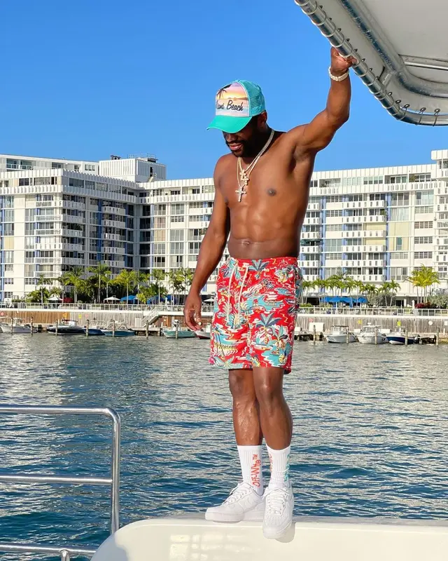 Floyd Mayweather outfit in Nike, Ralph Lauren, and Off-White, 2021