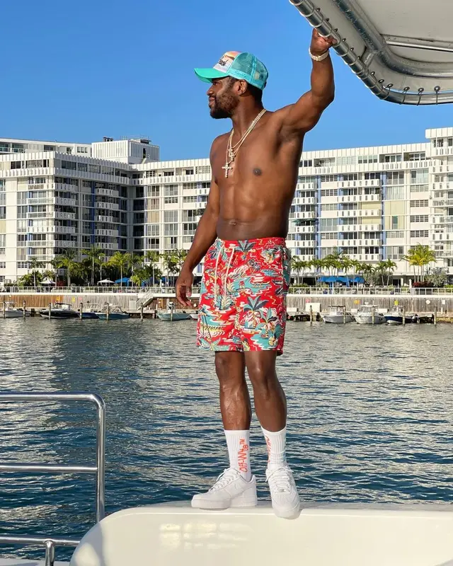 Floyd Mayweather outfit in Nike, Ralph Lauren, and Off-White, 2021