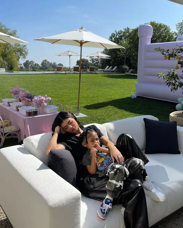 Kylie Jenner outfit in Jacquemus, Bottega Veneta, and Nike, 2021