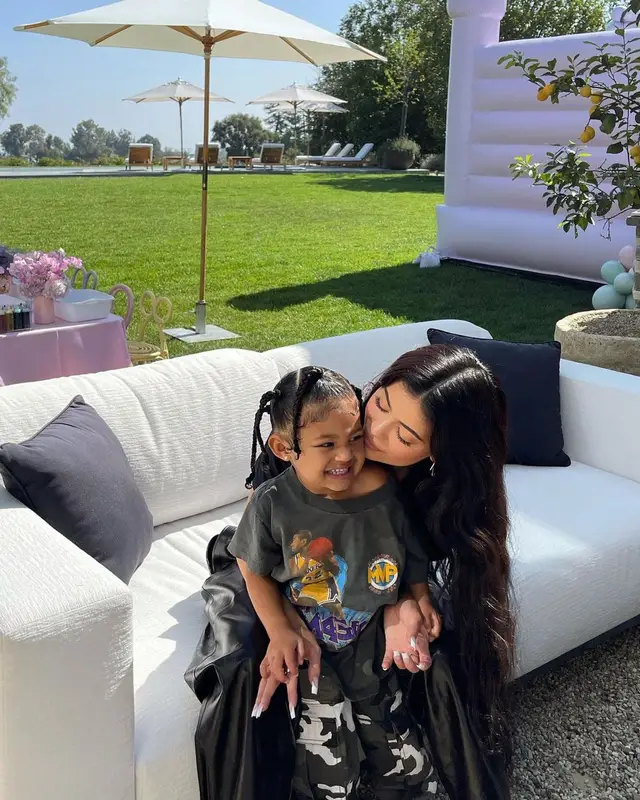 Kylie Jenner outfit in Jacquemus, Bottega Veneta, and Nike, 2021
