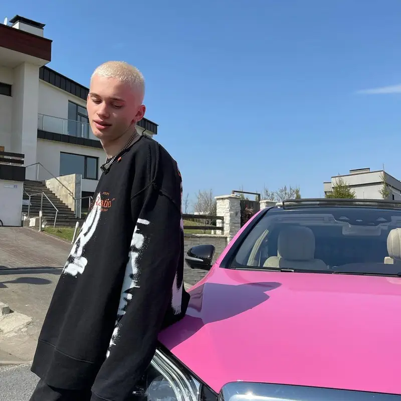 Даня Милохин outfit in Off-White, Bershka, and Alyx, 2021